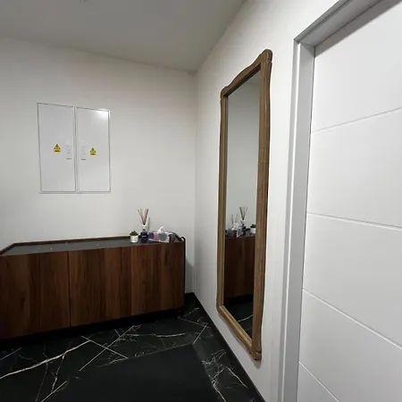 Luxusni 2kk, Vyhled Do Dvora, 10 Min Plaz Horni Plana